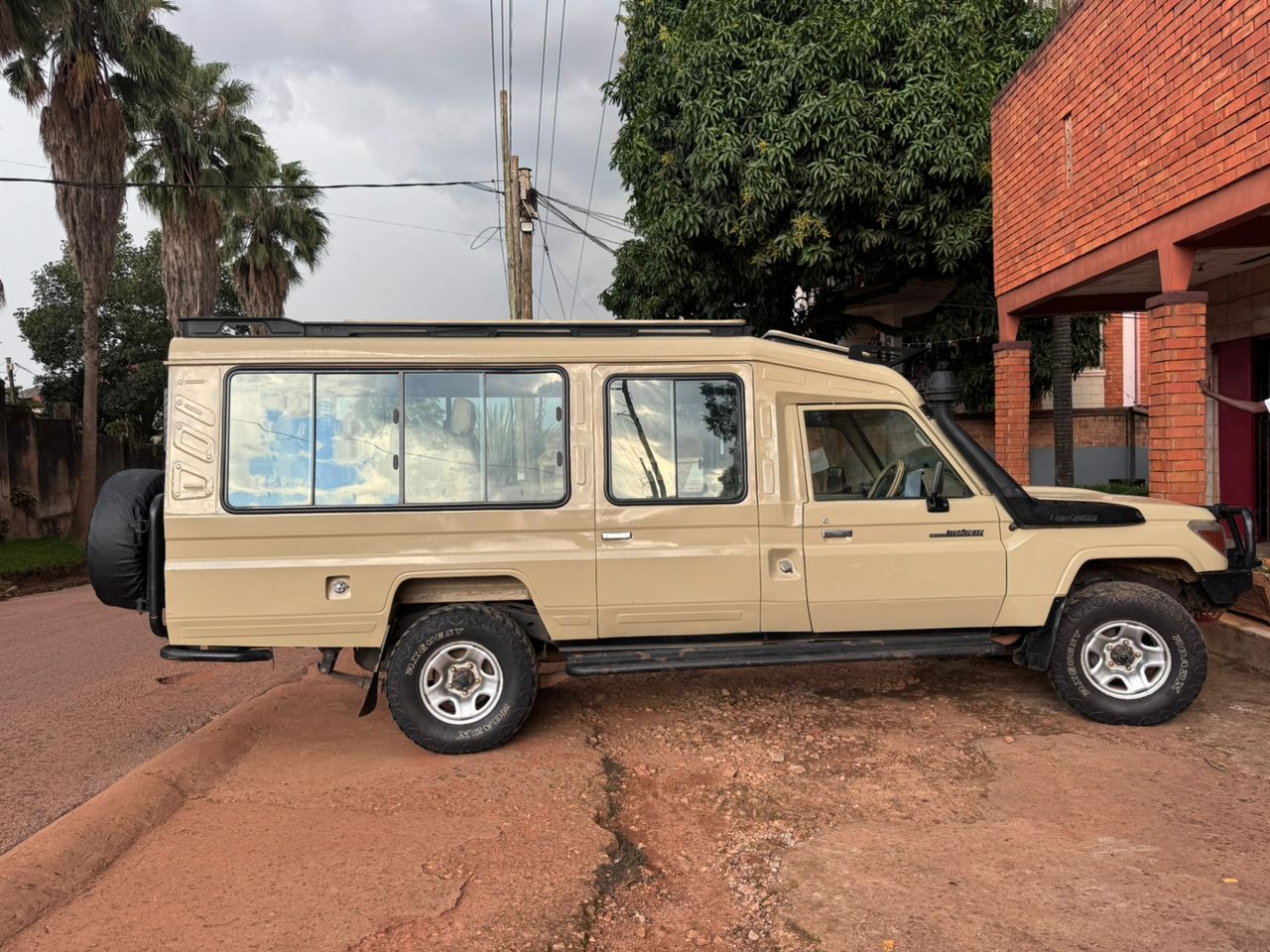 Land Cruiser Extended 7 seater For Safari